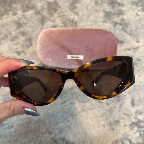 miu miu geometric tortoise sunglasses from SS24 - Picture 3 of 7